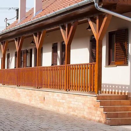 Maushaus ゲストハウス Véménd